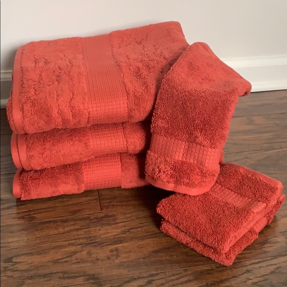 NWT - Bath and Wash Towels - Apt 9